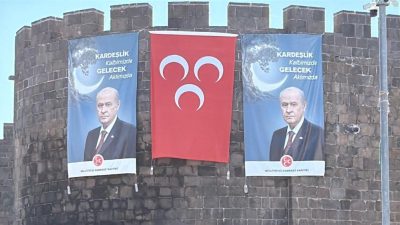 Diyarbakır’ın tarihi Dağkapı Burcu’na asılan MHP lideri Devlet Bahçeli’nin posterleri