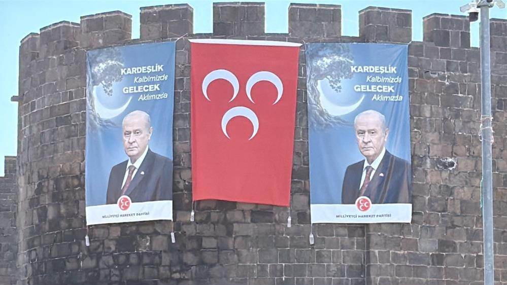 Diyarbakır’ın tarihi Dağkapı Burcu’na asılan MHP lideri Devlet Bahçeli’nin posterleri