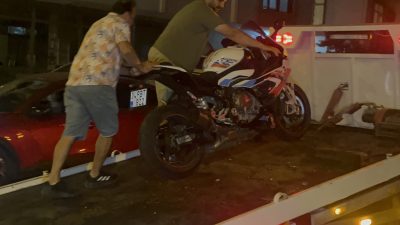 Tekirdağ’ın Çorlu ilçesinde polisin denetim yaptığını görmeyerek motosikletinin ön tekerleğini