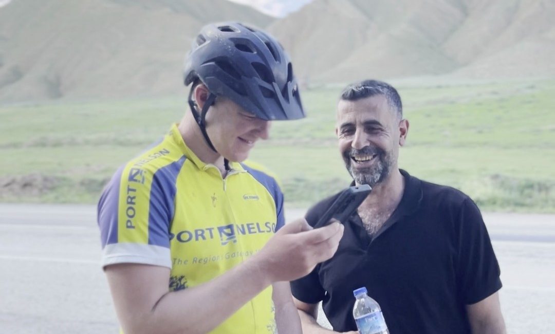 Erzurum’un Şenkaya ilçesinde dünya turuna çıkan İngiliz bir bisikletçi ile