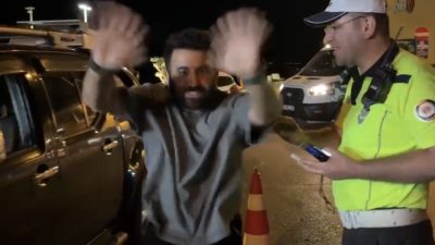 Bursa’da trafik polislerinin gerçekleştirdiği rutin alkol denetiminde oldukça renkli anlar