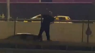İstanbul Beylikdüzü’nde alkollü olduğu iddia edilen bir kişinin E-5 karayoluna