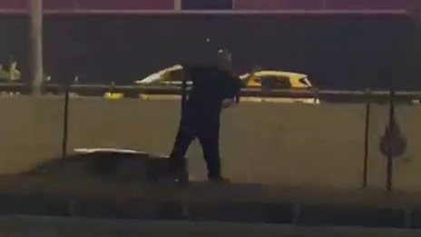 İstanbul Beylikdüzü’nde alkollü olduğu iddia edilen bir kişinin E-5 karayoluna