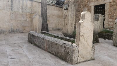 ivas’ta defnedilmiştir. Kendisi Sivas’a sürgün ediliyor ve cenazesi burada defnediliyor.