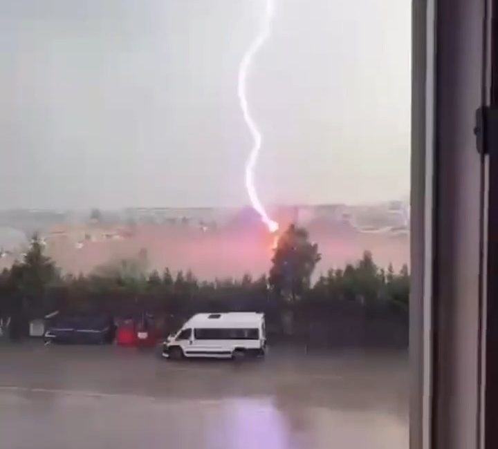 Tekirdağ’ın Süleymanpaşa ilçesinde dün akşam saatlerinde aniden bastıran sağanak yağış,