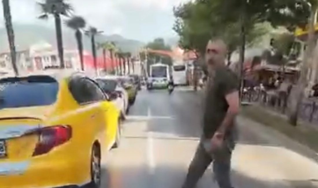 Bursa’da seyir halindeki bir motosiklet sürücüsü, servis minibüsünün oluşturduğu kör