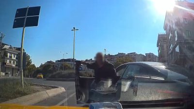 İstanbul Beylikdüzü’nde sol şeritte durup sağa geçmeye çalışan bir sürücü,