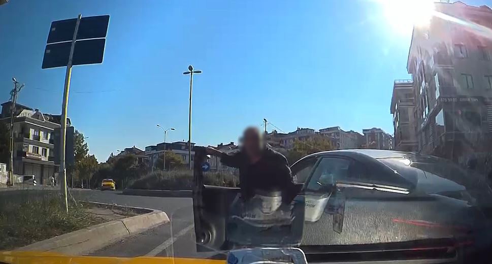 İstanbul Beylikdüzü’nde sol şeritte durup sağa geçmeye çalışan bir sürücü,