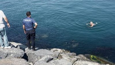 İstanbul Avcılar’da intihar etmek için kayalıklara çıkan şahıs, polis ekiplerinin