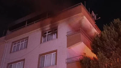 Bursa’nın İnegöl ilçesinde gece saatlerinde bir apartman dairesinden yükselen alevler