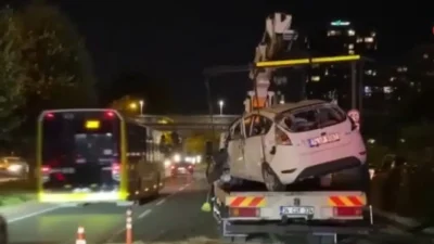 Bakırköy’de sürücüsünün kontrolünden çıkan bir otomobilin refüje çarptıktan sonra takla