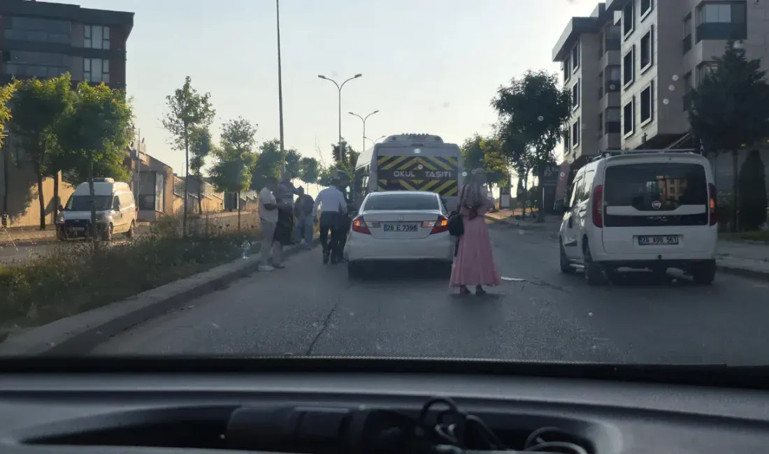 Eskişehir’de seyir halindeki bir otomobilin servis aracına arkadan çarpmasıyla meydana