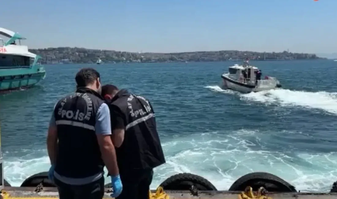 İstanbul Beşiktaş sahili açıklarında seyir halindeki bir vapurda seyahat eden