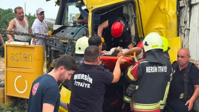 Mersin’in Tarsus ilçesinde iki tırın kafa kafaya çarpışması sonucu meydana