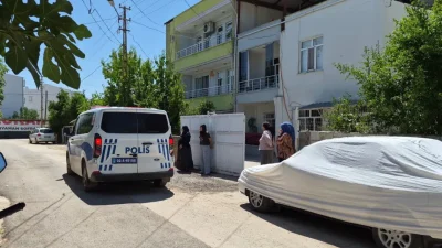 Adıyaman merkezde yürekleri ağza getiren olayda, iki katlı bir binanın