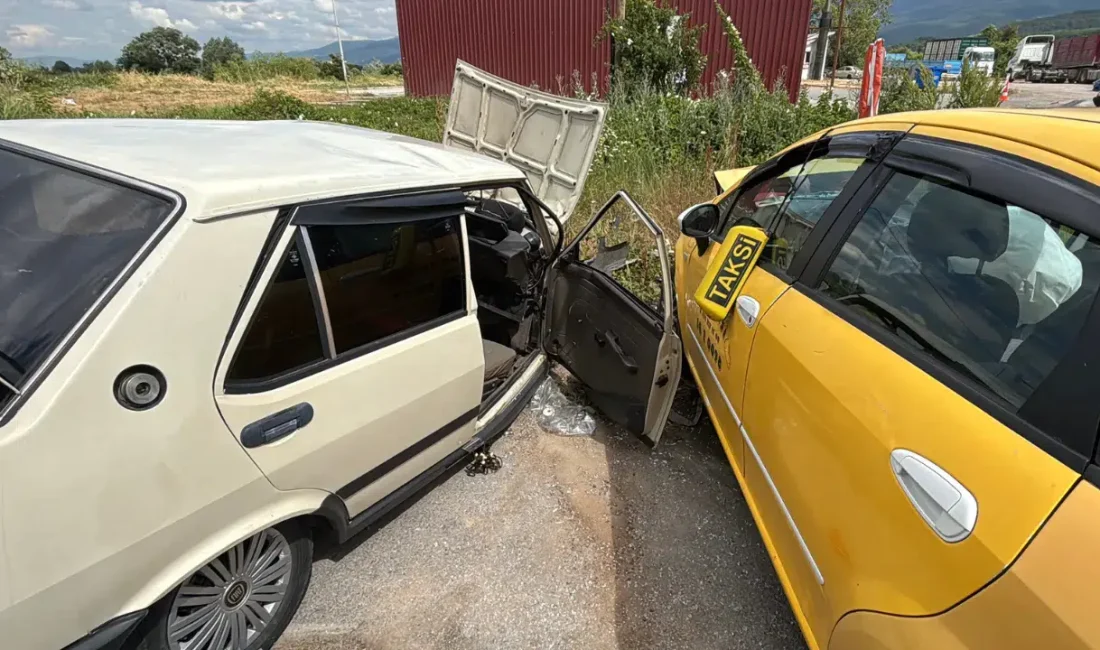 Bolu’da ticari taksi ile bir otomobilin çarpışması sonucu meydana gelen