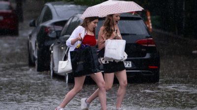İstanbul güne aniden bastıran süper hücre yağışıyla uyandı. Valilik ve