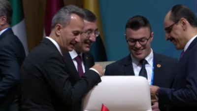 NATO Devlet ve Hükümet Başkanları Zirvesi’nde kameralara yansıyan sıra dışı