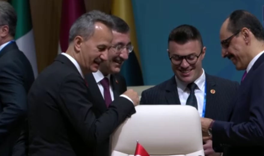 NATO Devlet ve Hükümet Başkanları Zirvesi’nde kameralara yansıyan sıra dışı