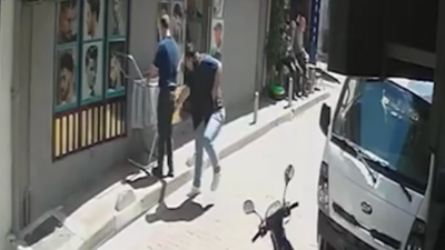 İstanbul Kağıthane’de akıllara durgunluk veren bir şiddet olayı yaşandı. Tıraş