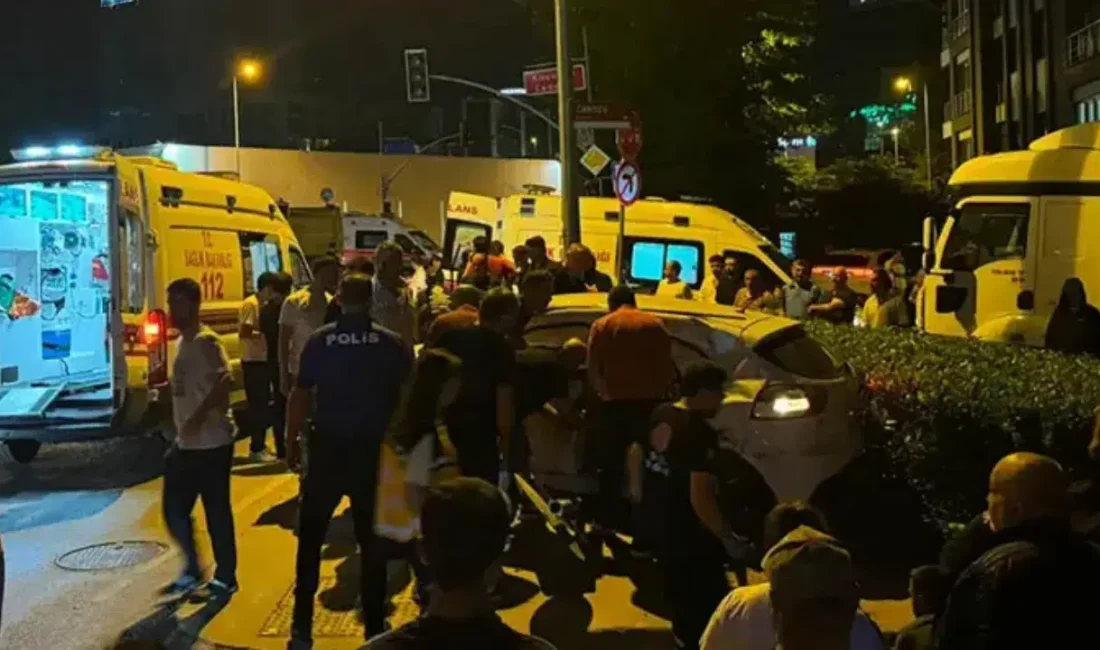 İstanbul Ümraniye’de hafriyat kamyonu ile otomobilin kafa kafaya çarpışması sonucu