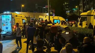 İstanbul Ümraniye’de hafriyat kamyonu ile bir otomobilin çarpışması sonucu adeta