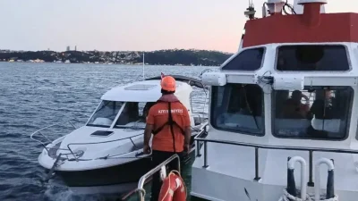 İstanbul Sarıyer açıklarında su almaya başlayan 8 metrelik teknede can