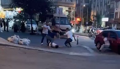 İstanbul Gaziosmanpaşa’da seyir halindeki otomobilde bulunanlar ile sokaktaki grup arasında