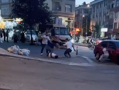 İstanbul Gaziosmanpaşa’da seyir halindeki otomobilde bulunanlar ile sokaktaki grup arasında