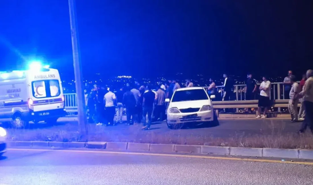 Adıyaman’da sürücüsünün direksiyon hakimiyetini kaybettiği otomobilin bariyerlere çarpması sonucu ortalık