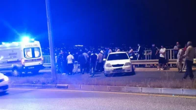 Adıyaman’da kontrolden çıkan bir otomobilin bariyerlere çarpması sonucu meydana gelen