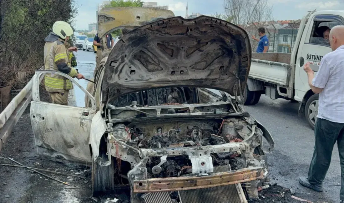İstanbul Bayrampaşa’da seyir halindeki bir otomobilde çıkan yangın büyük paniğe
