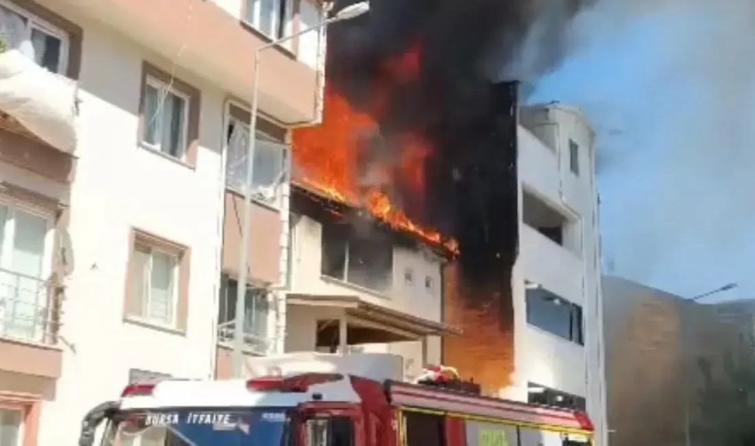 Bursa’nın Osmangazi ilçesinde 3 katlı bir binanın çatısında çıkan yangın