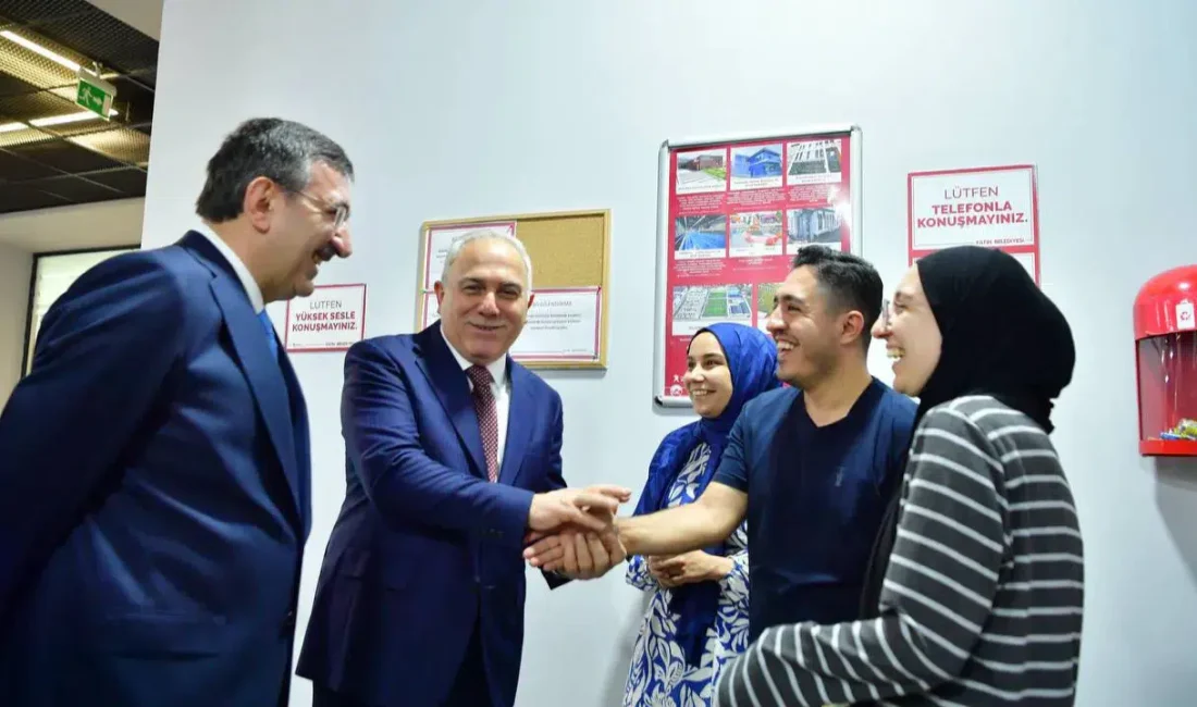 Cumhurbaşkanı Yardımcısı Cevdet Yılmaz, Fatih Merkez Kütüphanesi’ne sürpriz bir ziyaret