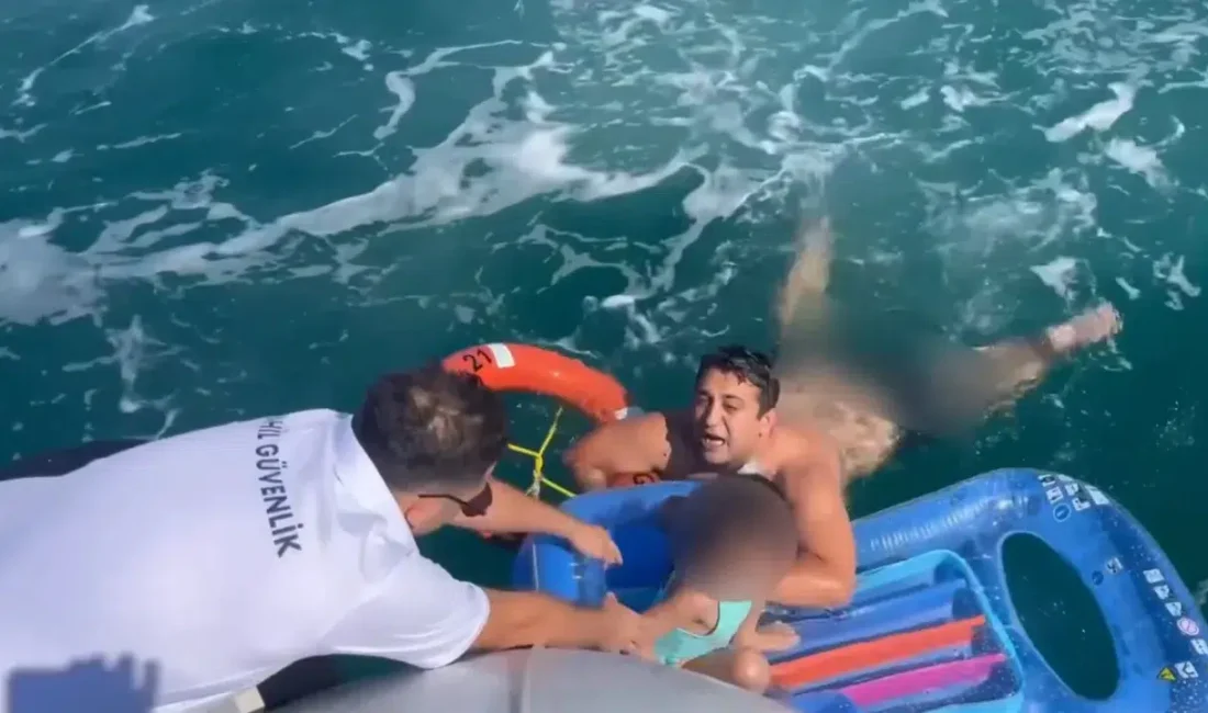 Aydın’ın Didim ilçesinde deniz yatağıyla suya bırakan küçük çocuk, rüzgarın