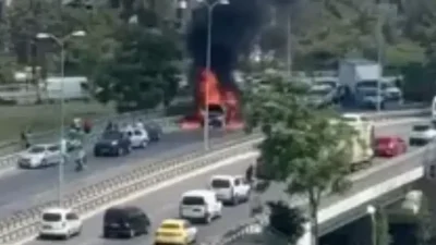 Kartal’da seyir halindeyken bir anda motor kısmından alevler yükselen otomobil,