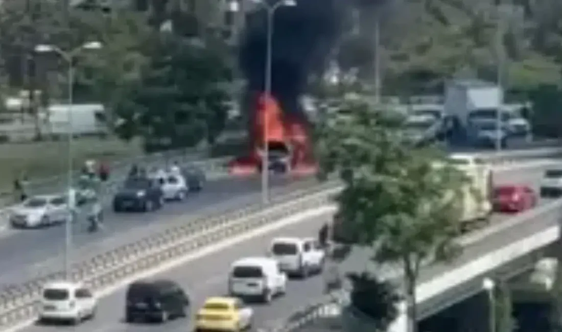 Kartal’da seyir halindeki bir otomobilde henüz belirlenemeyen bir nedenle çıkan