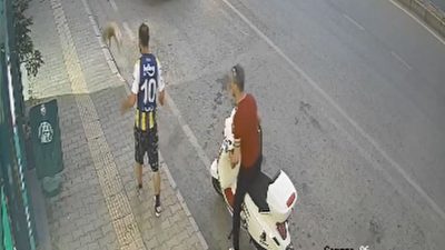 Samsun’da kaldırımda yürürken karşısına çıkan savunmasız kediyi acımasızca tekmeleyen ve