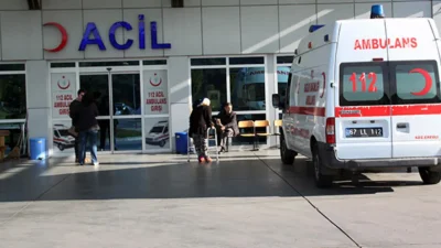 Mersin’in Erdemli ilçesinde yolun karşısına geçmeye çalışırken bir otomobilin çarpması