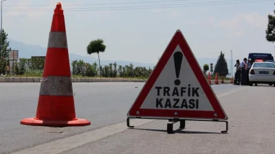 Zonguldak’ta Uzunkum Tüneli girişinde kontrolden çıkan otomobilin beton duvara çarpması