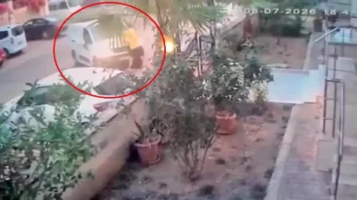 Antalya’nın Konyaaltı ilçesinde iki kişi arasında başlayan sözlü tartışma, akılalmaz