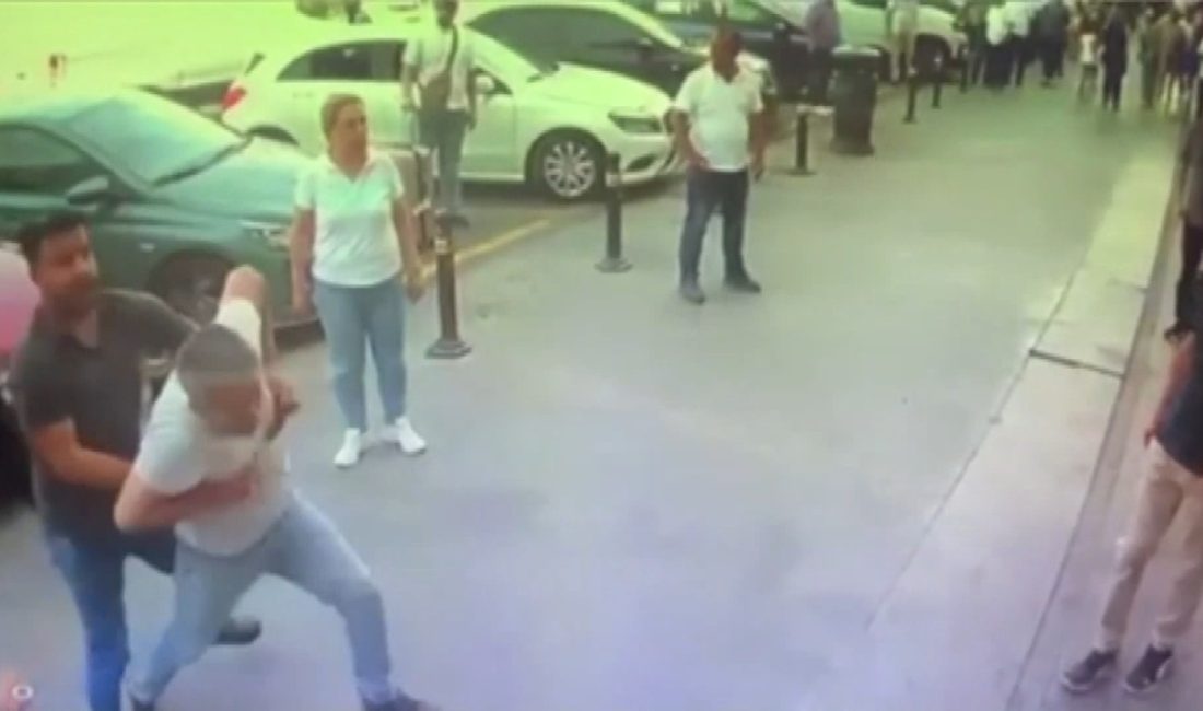İstanbul Bayrampaşa’daki 15 Temmuz Demokrasi Otogarı’nda, babasını karşılamak için gelen