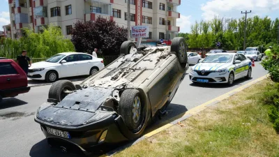 Kastamonu’da kontrolden çıkan lüks bir otomobilin refüje çarparak takla attığı