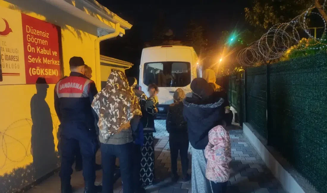 Isparta’da jandarma ekiplerinin gerçekleştirdiği geniş kapsamlı göçmen operasyonunda hareketli anlar
