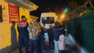 Isparta’da jandarma ekiplerinin gerçekleştirdiği geniş kapsamlı göçmen operasyonunda hareketli anlar
