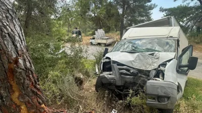 Antalya’nın Alanya ilçesinde kontrolden çıkan bir kamyonetin yol kenarındaki ağaca