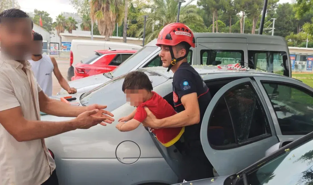 Antalya’nın Muratpaşa ilçesinde park halindeki bir otomobilin kapılarının aniden kilitlenmesiyle