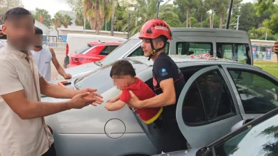 Antalya’nın Muratpaşa ilçesinde park halindeki bir otomobilin kapılarının aniden kilitlenmesiyle