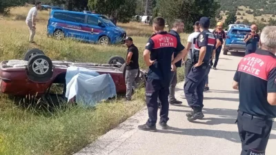 Burdur’da kontrolden çıkan bir otomobilin şarampole devrilmesi sonucu meydana gelen