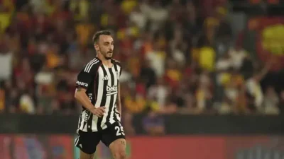 Beşiktaş, kadrosunda yer alan profesyonel futbolcusu Gökhan Sazdağı ile yollarını